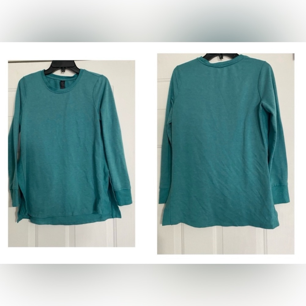 Reebok long sleeve blouse is a size Small P.